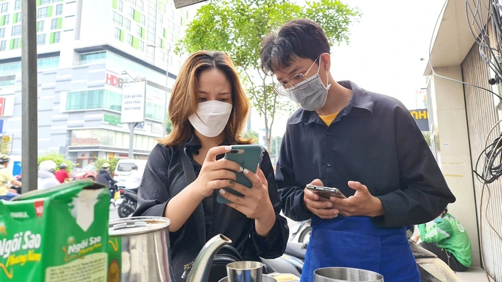 Người trẻ trước 'biển' thẻ tín dụng: Vung tay quá đà, nợ xấu gọi tên