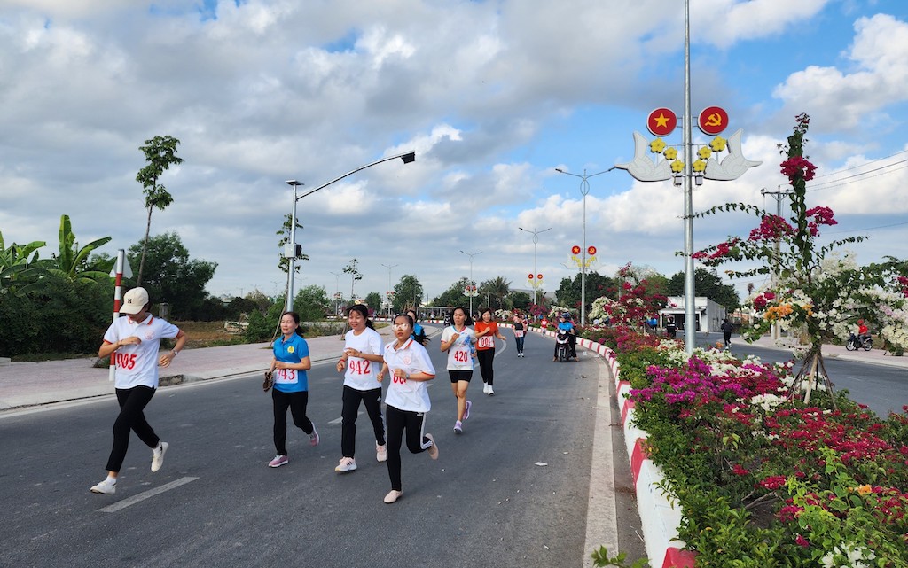 Sôi nổi Giải chạy bộ “Bước chân người lao động - khỏe để lao động sản xuất”