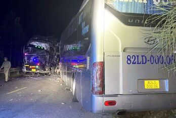 Xe khách và xe tải tông nhau trên đường Hồ Chí Minh, tài xế xe tải tử vong