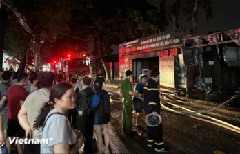 Hà Nội: Cháy lớn khu nhà xưởng ở Phú Diễn ngay trong đêm mưa lớn