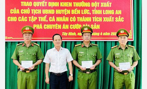 Khen thưởng nóng thành tích bắt giữ đối tượng nguy hiểm chuyên cướp xe ôm