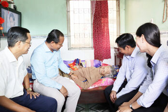 Lãnh đạo huyện Cần Giuộc thăm gia đình chính sách dịp 30/4
