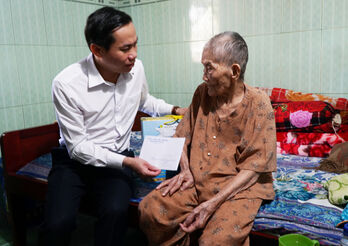 Bí thư Thành ủy Tân An thăm, tặng quà Mẹ Việt Nam Anh hùng