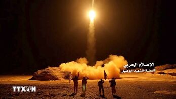 Hải quân Anh bắn hạ tên lửa của Houthi nhắm vào tàu thương mại ở Biển Đỏ