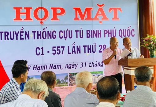 Hết lòng vì quê hương, đất nước