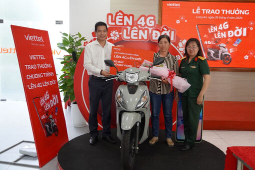 Viettel Long An đã tìm ra chủ nhân chiếc xe máy Honda Vision của chương trình 'Lên 4G, lên đời'