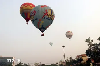 Lễ hội khinh khí cầu quốc tế Tuyên Quang thu hút hàng nghìn người tham gia