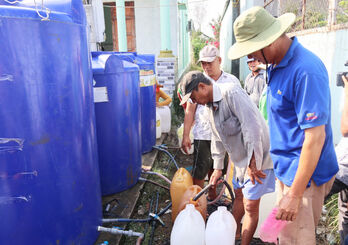 Cần Giuộc bố trí 44 điểm cấp nước cho người dân sử dụng