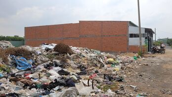 Khủng khiếp rác thải công nghiệp đổ trộm tràn lan trong Khu dân cư Tân Đức