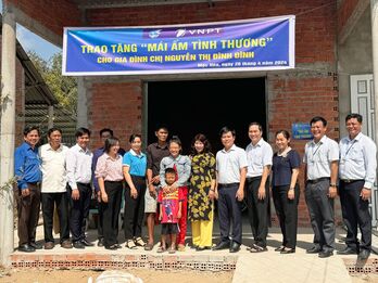 VNPT Long An trao tặng 'Mái ấm tình thương' tại huyện Mộc Hóa