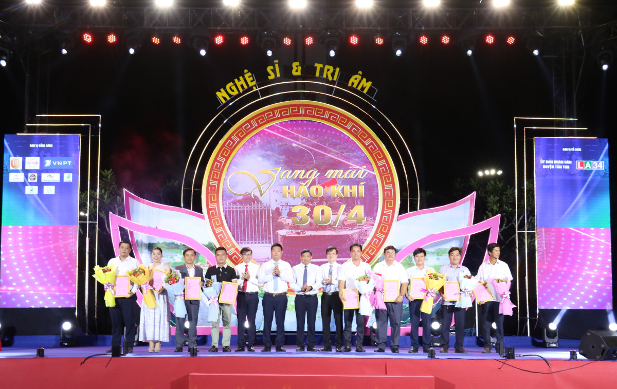 Vang mãi hào khí 30/4