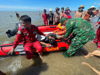 Trà Vinh: Cứu sống 2 thiếu niên đuối nước ở biển Ba Động