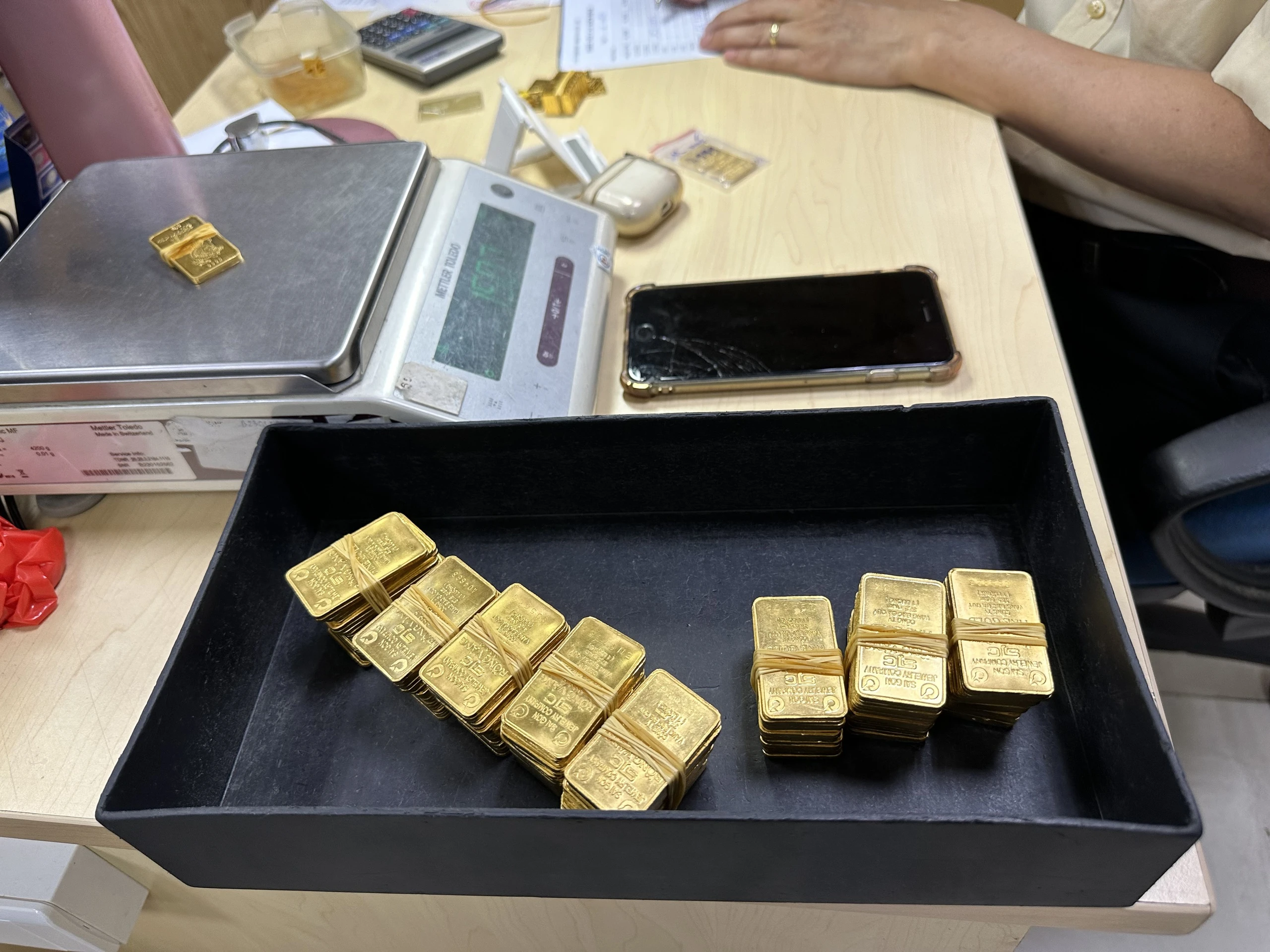 Giá vàng hôm nay 30/4/2024: Giá bán ra neo cao