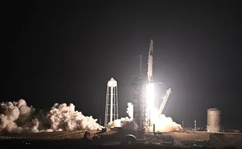 Tàu SpaceX Dragon trở về Trái Đất, mang theo các thí nghiệm khoa học giá trị
