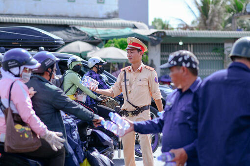 Mát lòng từ những chai nước tiếp sức trên cung đường trở lại làm việc sau kỳ nghỉ lễ