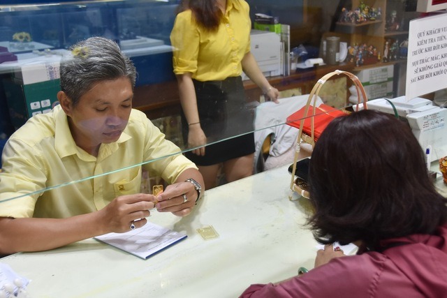 Giá vàng hôm nay, 3/5: Nhiều yếu tố gây bất ngờ