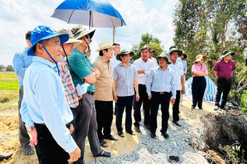 Nguyên Chủ tịch nước - Trương Tấn Sang khảo sát tiến độ thi công các công trình giao thông nông thôn