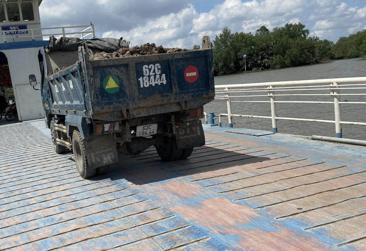 Tân Trụ tăng cường kiểm tra, chấn chỉnh việc vận chuyển đất ra khỏi địa bàn