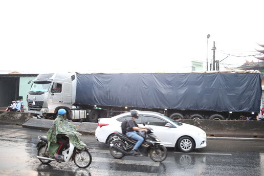 Tránh xe máy trượt ngã giữa đường, ô tô tải tông vào dải phân cách cứng