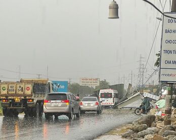 Gió mạnh khi mưa kéo sập mái tiền chế văng trúng xe cấp cứu trên Quốc lộ 1