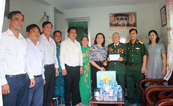 Thăm, tặng quà cho chiến sĩ tham gia Chiến dịch Điện Biên Phủ