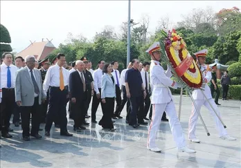 Current, former Party, State leaders pay respect to fallen soldiers in Dien Bien