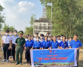 Bồi đắp tình yêu biên cương Tổ quốc cho học sinh