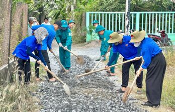 Nhựt Chánh: Thanh niên tham gia sửa chữa đường giao thông nông thôn