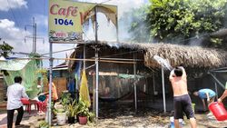 Chủ quán cùng nhiều khách hàng kịp thời dập tắt đám cháy tại quán cà phê