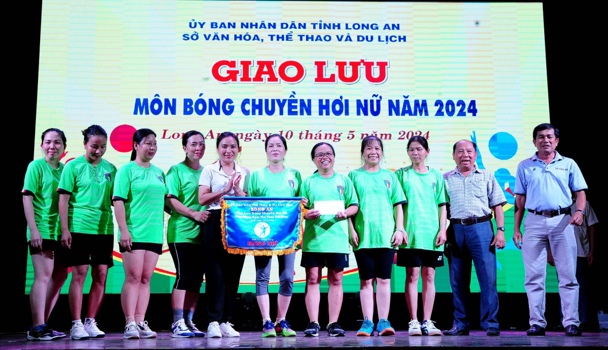 8 đội bóng tham gia Giải giao hữu bóng chuyền hơi nữ