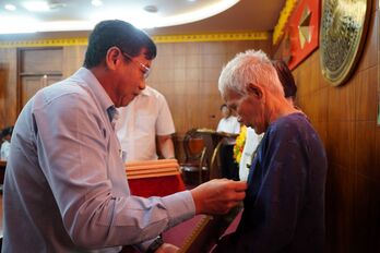 Tân Trụ trao Huy hiệu Đảng đợt 19/5