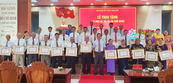 Tân Thạnh trao Huy hiệu Đảng đợt 19/5