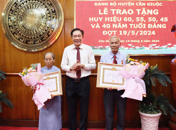 Huyện ủy Cần Giuộc trao Huy hiệu Đảng đợt 19/5