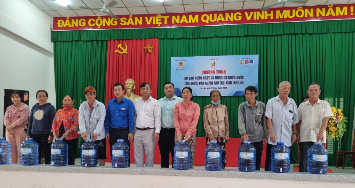 Hỗ trợ nước ngọt và dụng cụ chứa nước cho người dân