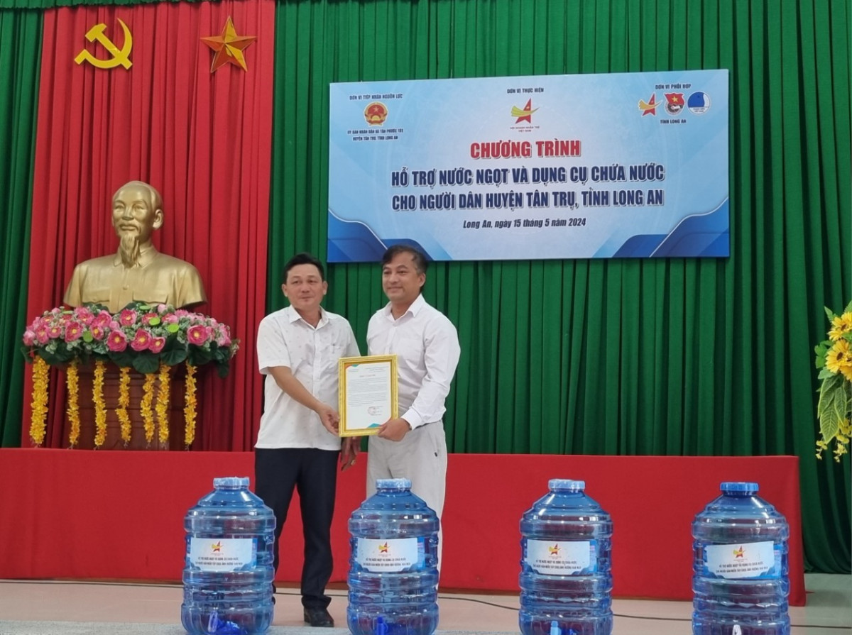 Hỗ trợ nước ngọt và dụng cụ chứa nước cho người dân