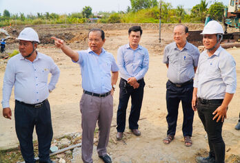 Bí thư Huyện ủy Cần Giuộc kiểm tra tiến độ thi công Trường THCS&THPT Nguyễn Thị Một