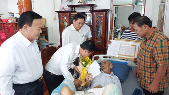 Tỉnh ủy Long An trao Huy hiệu 65 năm tuổi Đảng cho đảng viên Đinh Văn Ba
