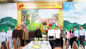 Phó Chủ tịch UBND tỉnh - Phạm Tấn Hòa đến thăm, chúc mừng Đại lễ Phật đản tại Cần Đước