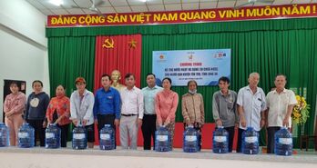 Hỗ trợ nước ngọt và dụng cụ chứa nước cho người dân