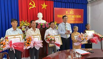 Tân Hưng có 6 đảng viên được nhận Huy hiệu Đảng đợt 19/5 Tân Hưng có 6 đảng viên được nhận Huy hiệu Đảng đợt 19/5