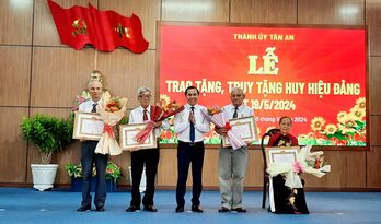 TP.Tân An có 73 đảng viên nhận Huy hiệu Đảng đợt 19/5