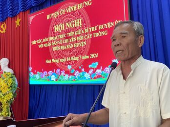 Bí thư Huyện ủy Vĩnh Hưng đối thoại với người dân về chuyển đổi cây trồng