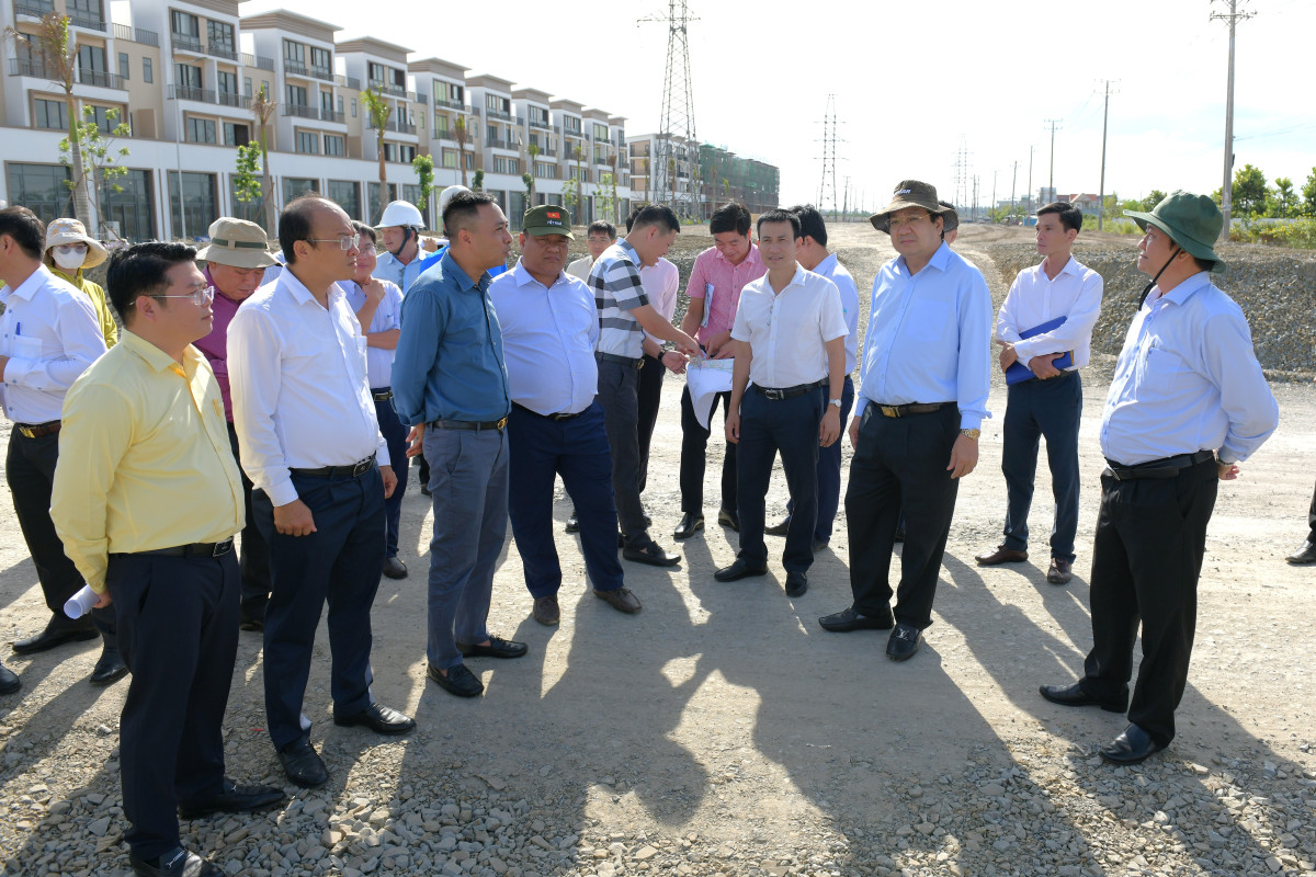Phó Chủ tịch UBND tỉnh – Nguyễn Minh Lâm kiểm tra các công trình giao thông tại huyện Cần Giuộc