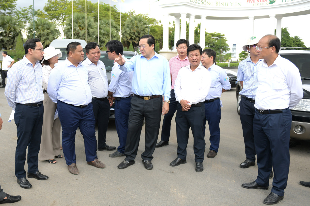 Phó Chủ tịch UBND tỉnh – Nguyễn Minh Lâm kiểm tra các công trình giao thông tại huyện Cần Giuộc