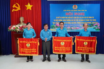 4 tập thể được nhận cờ thi đua của Tổng Liên đoàn Lao động Việt Nam