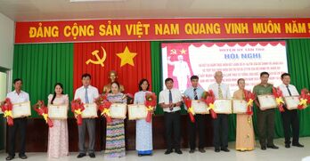 Tân Trụ:  Khen thưởng 10 tập thể, 27 cá nhân điển hình trong học tập và làm theo tư tưởng, đạo đức, phong cách Hồ Chí Minh