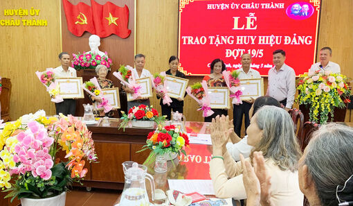 Châu Thành trao Huy hiệu Đảng đợt 19/5 cho 21 đảng viên