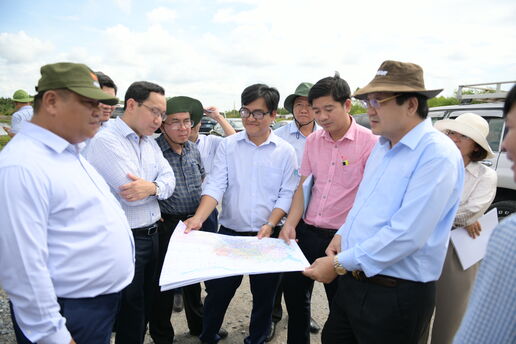 Phó Chủ tịch UBND tỉnh – Nguyễn Minh Lâm kiểm tra các công trình giao thông tại huyện Cần Giuộc