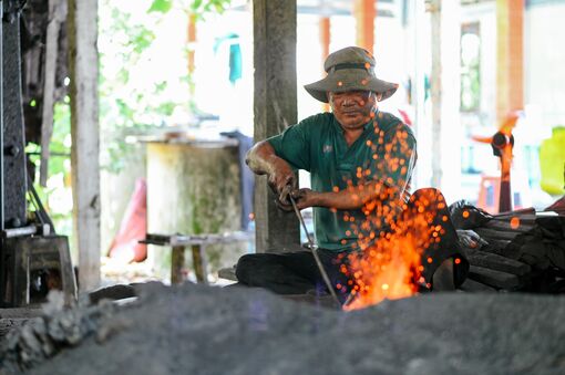 Đỏ lửa xóm lò rèn Nhị Thành