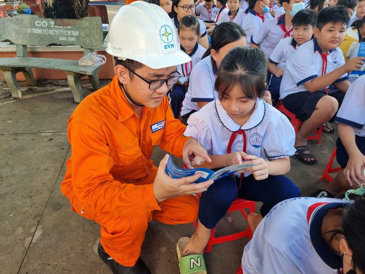 Tiết kiệm điện thành thói quen: Hành trình vui vẻ và ý nghĩa